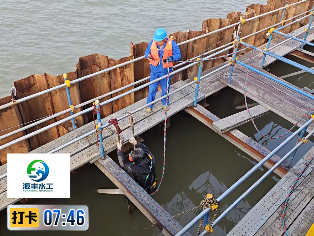 船厂坞门水下打加固